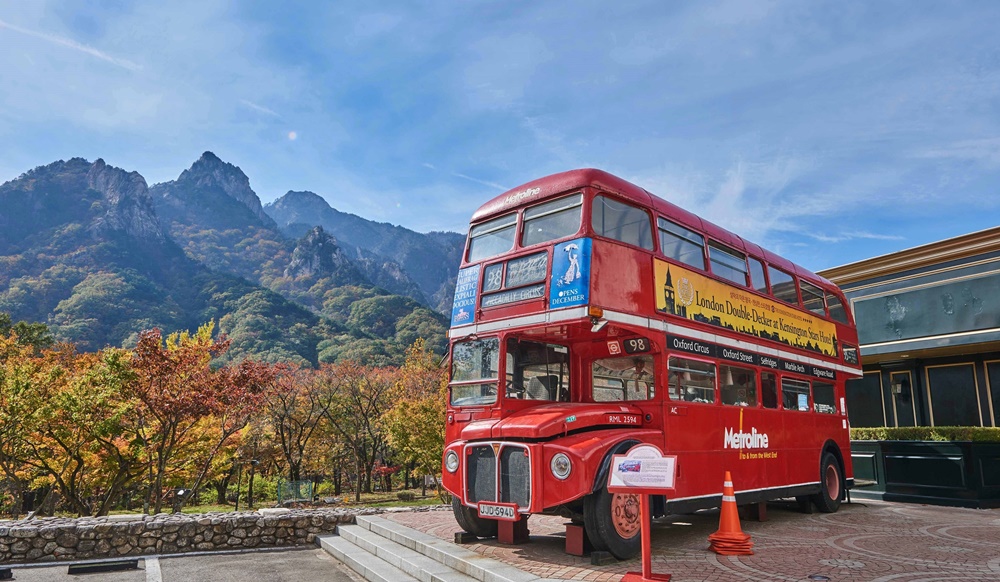▲켄싱턴 스타호텔 앞 2층 버스 '더블 데커'와 어우러진 설악의 절경.