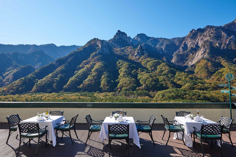 ▲켄싱턴 스타호텔 애비로드에서 바라본 설악산 전망.