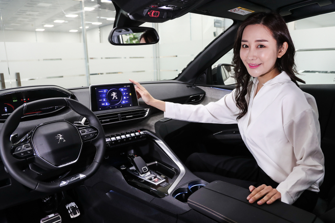 ▲안드로이드 기반의 카블릿이 장착된 푸조 5008의 모습. (사진제공=한불모터스)
