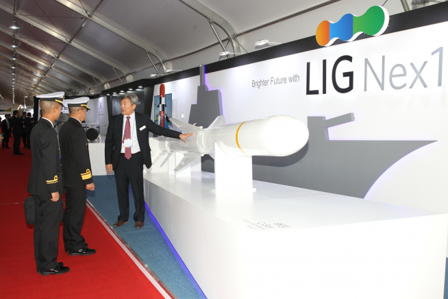 ▲LIG넥스원이 제주 민군복합항에서 개최 중인 ‘2018 국제관함식’에서 대함, 대지, 대잠작전에 대응할 수 있는 정밀유도무기와 첨단 감시정찰 장비를 소개했다.(사진 = LIG넥스원)