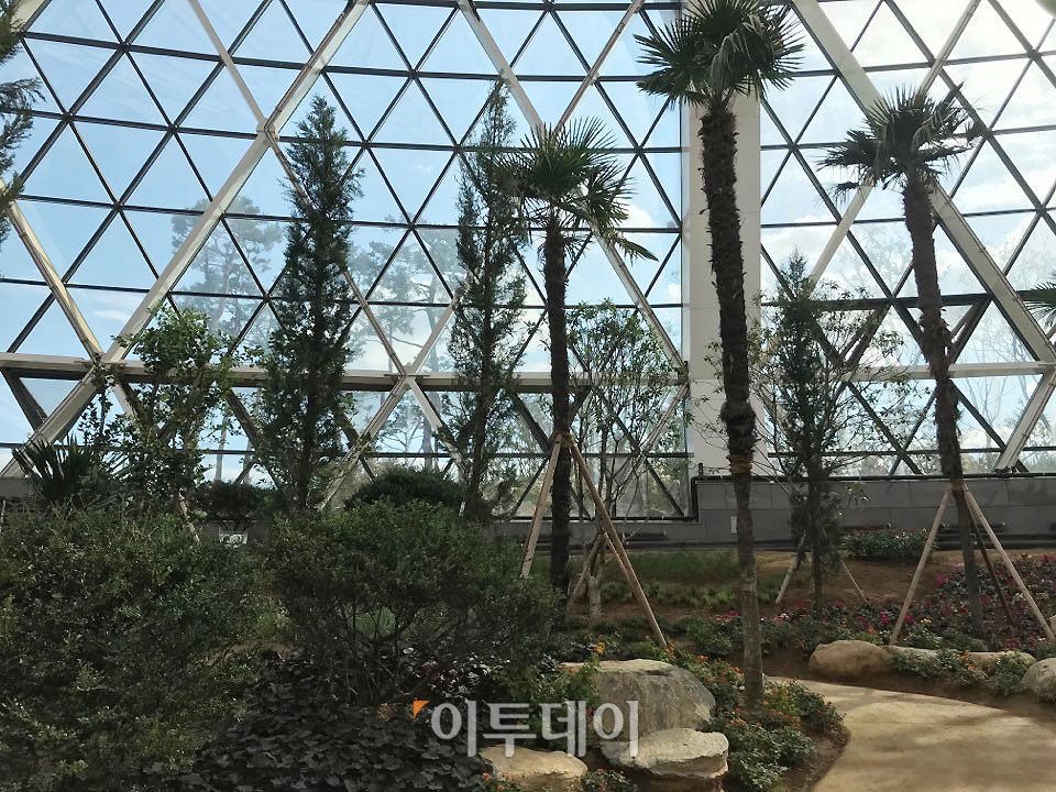 ▲주제원은 일반적인 돔형이 아니라 오목한 그릇 형태를 띠고 있다.