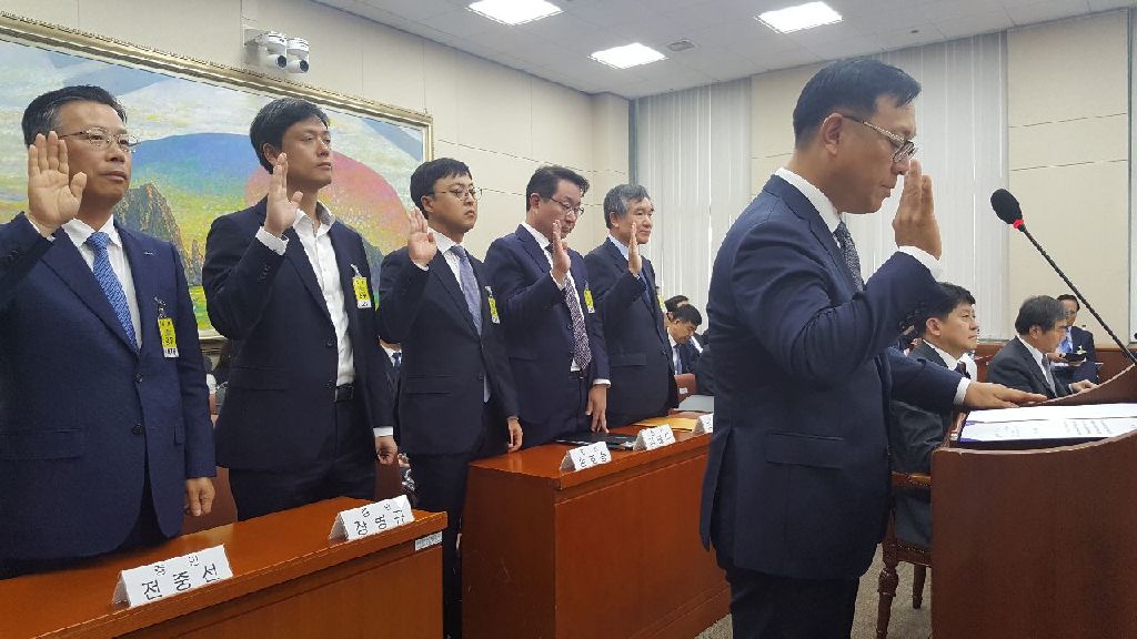 ▲권희백(맨 오른쪽) 한화투자증권이 12일 국회 정무위원회 국정감사 증인으로 출석, 증인 선서를 하고 있다. 이날 ABCP 사태와 관련해 권 대표를 비롯해 김영대 나이스신용평가 대표, 김태우 KTB자산운용 대표가 증인으로 출석했다.  (김나은 기자 better68@)