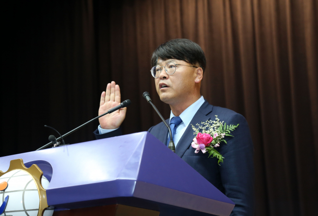 ▲7월 '민선6기 울산 남구청장'에 당선된 김 구청장이 구청장 취임식에서 선서하고 있다. (사진제공=울산 남구)