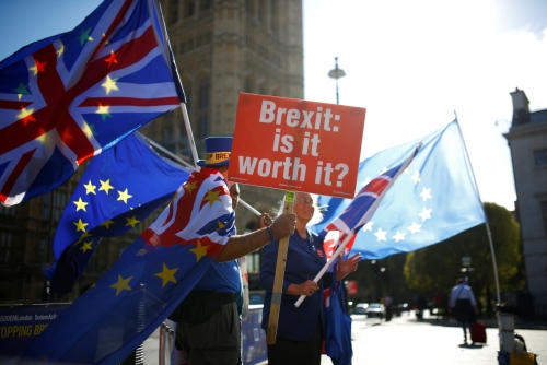 ▲11일(현지시간) 영국 런던 국회의사당 앞에서 영국의 유럽연합 탈퇴인 브렉시트에 반대하는 시위대가 영국과 EU 깃발을 흔들고 있다. 런던/로이터연합뉴스