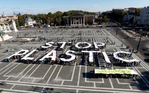 ▲지난달 30일(현지시간) 환경보호단체 그린피스가 헝가리 부다페스트 영웅광장에서 플라스틱 쓰레기 발생에 반대하는 시위를 벌이고 있다. 부다페스트/로이터연합뉴스