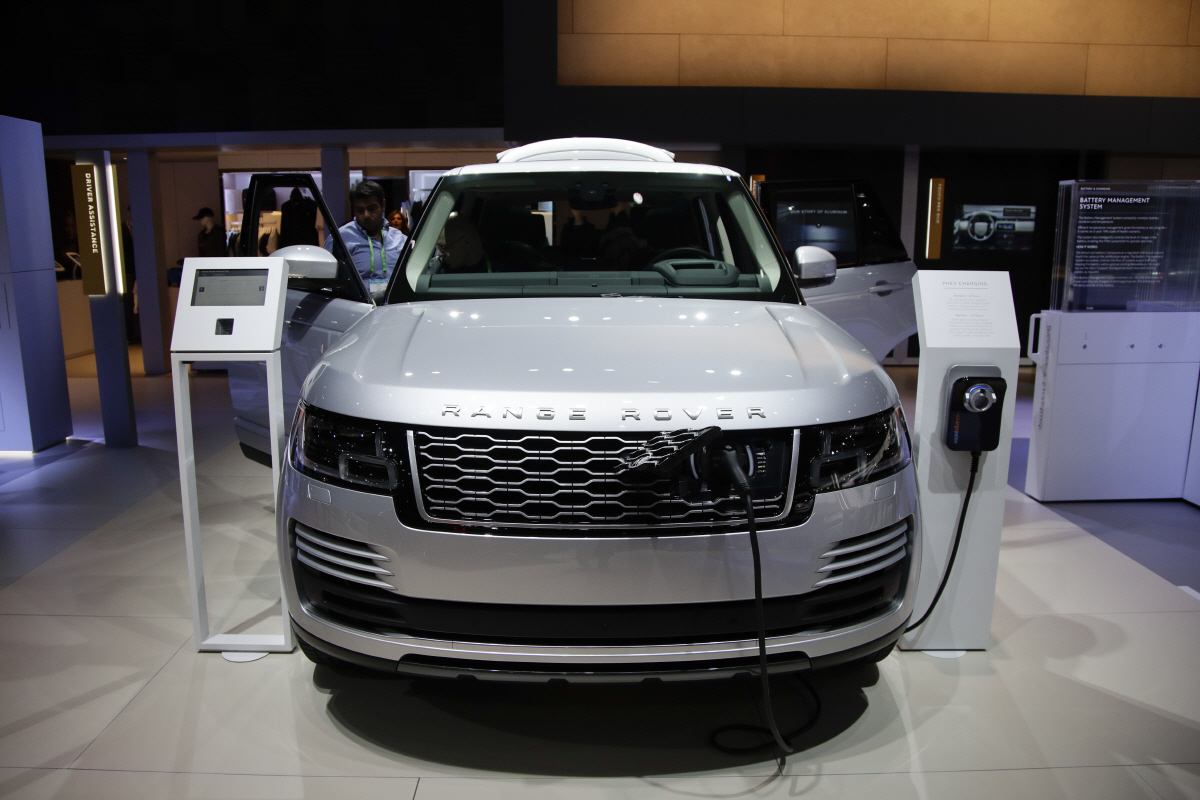 ▲랜드로버의 플러그인하이브리드 레인지로버. 영국 정부가 다음 달부터 전기차 구입 시 지급하던 보조금을 삭감·폐지할 계획이다. AP뉴시스