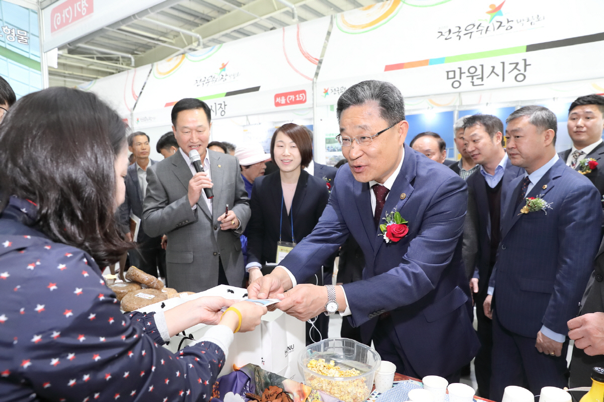 ▲중소벤처기업부 최수규 차관이 전통시장 전시관(용문천년시장)에서 온누리상품권으로 용문 여의주빵을 구매하고 있다. 사진제공 중기부