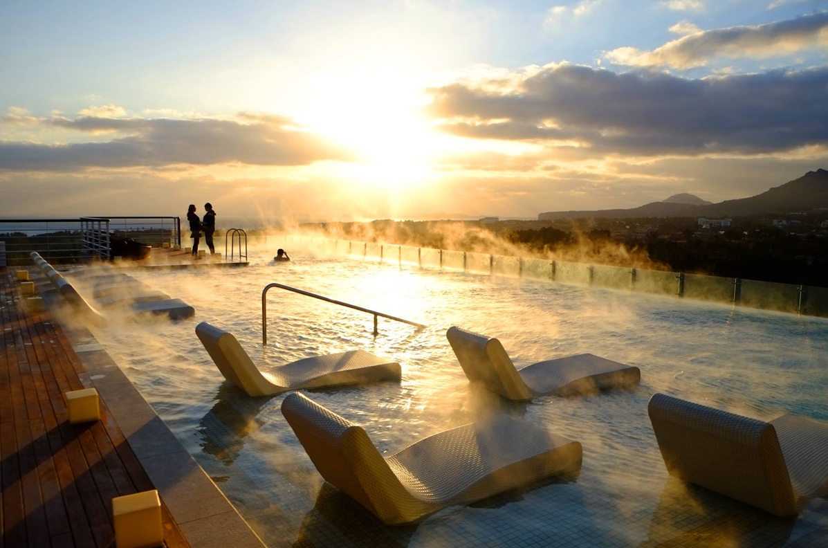 ▲'할로윈 스파티'가 열리는 켄싱턴 제주 호텔의 루프탑 사계절 온수풀.(사진제공=켄싱턴 제주호텔)