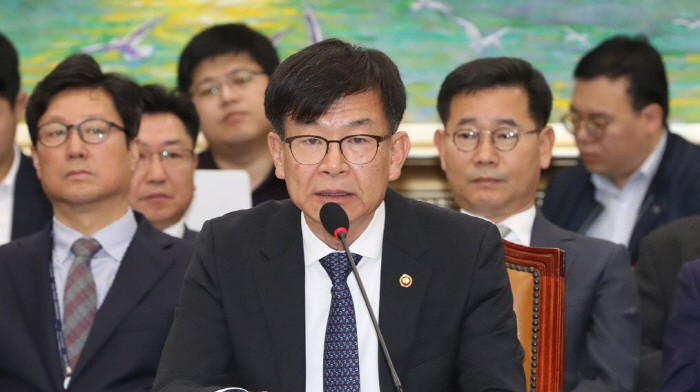 ▲김상조 공정거래위원장이 15일 국회에서 열린 정무위원회의 공정거래위원회 등 국정감사에서 의원질의에 답변하고 있다.(연합뉴스)