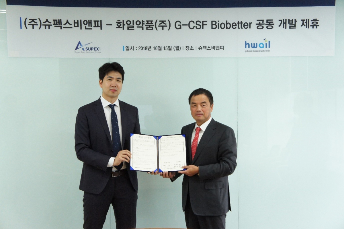 ▲화일약품은 15일 슈펙스비앤피와 항암보조치료제 과립세포군 촉진인자(G-CSF) 바이오베터를 공동 개발하고 글로벌 시장에서 사업화를 위해 적극 협조하기로 하는 내용의 업무협약(MOU)을 체결했다. 윤강혁 슈펙스비앤피 대표이사(왼쪽)와 박필준 화일약품 대표이사가 기념촬영을 하고 있다.(사진제공=화일약품)