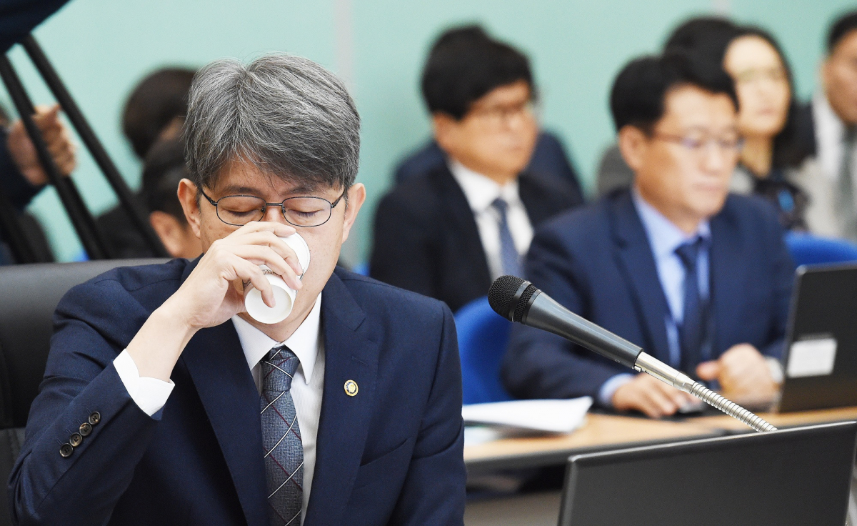 ▲15일 오전 대전 서구 둔산동 대전정부청사 대회의실에서 열린 기획재정위원회 통계청 국정감사에서 강신욱 통계청장이 물을 마시고 있다. (뉴시스)