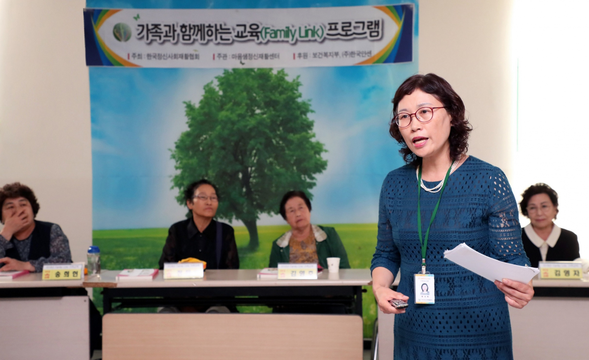 ▲ 패밀리 링크 황정희 가족 강사가 지난 4일 수원 마음샘정신재활센터에서 조현병 환우 가족을 대상으로 강의를 진행하고 있다.(사진제공=한국얀센)