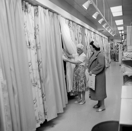 ▲1961년 미국 닐스에 있는 시어스뢰벅백화점에서 두 여성이 쇼핑을 하고 있다. 닐스/AP연합뉴스
