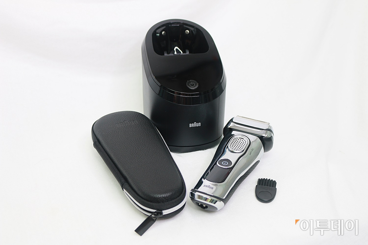 ▲라운 뉴시리즈9 면도기와 세척&스테이션, 여행용 파우치, 청소용 솔. (사진=송영록 기자 syr@)