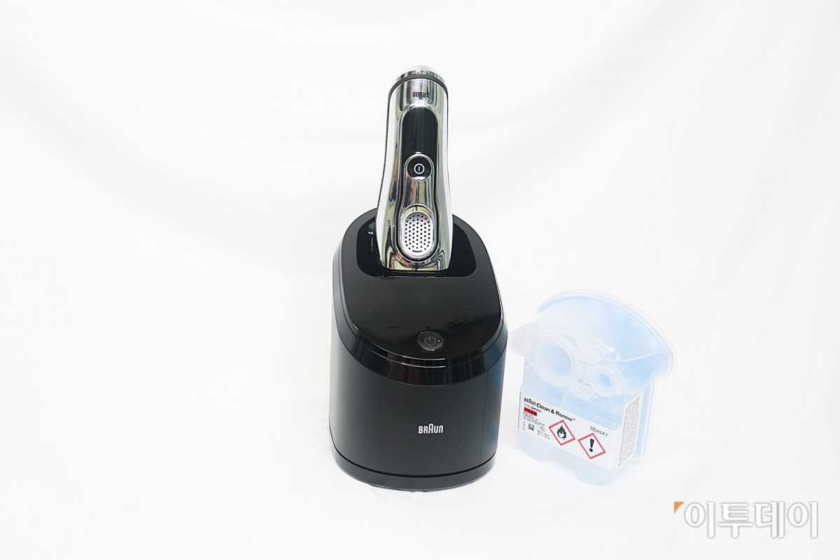 ▲세척&충전 스테이션과 세척용 알콜. (사진=송영록 기자 syr@)