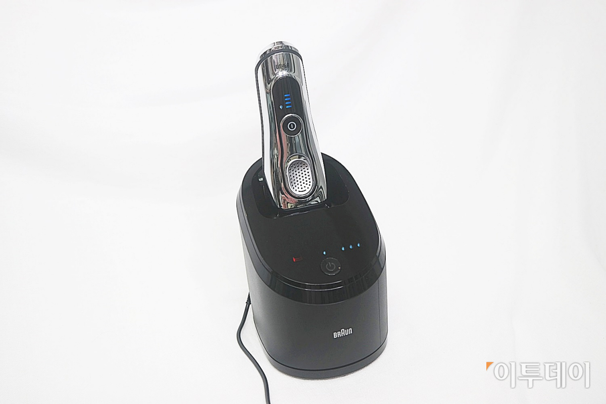 ▲세척&충전 스테이션에 면도기 본체를 꽂아놓고 세척중인 모습. (사진=송영록 기자 syr@)