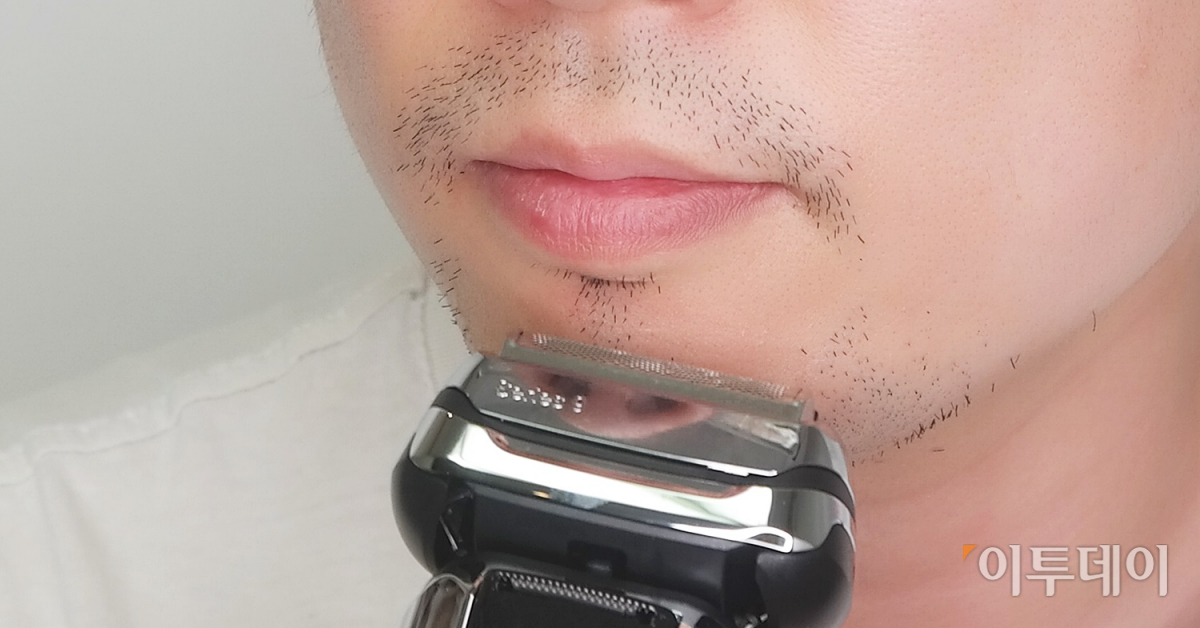 ▲기자가 브라운 뉴시리즈9으로 면도를 하고 있는 모습. (사진=송영록 기자 syr@)