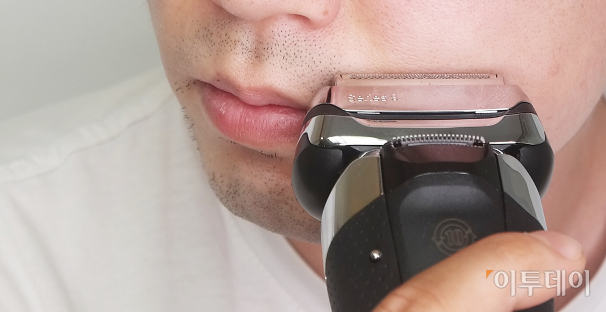 ▲기자가 브라운 뉴시리즈9으로 면도를 하고 있는 모습. (사진=송영록 기자 syr@)