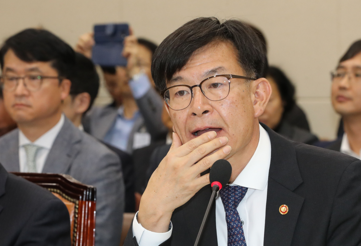 ▲김상조 공정거래위원장이 15일 국회 정무위원회의 공정거래위원회 등 국정감사에서 의원질의를 듣고 있다. (연합뉴스)