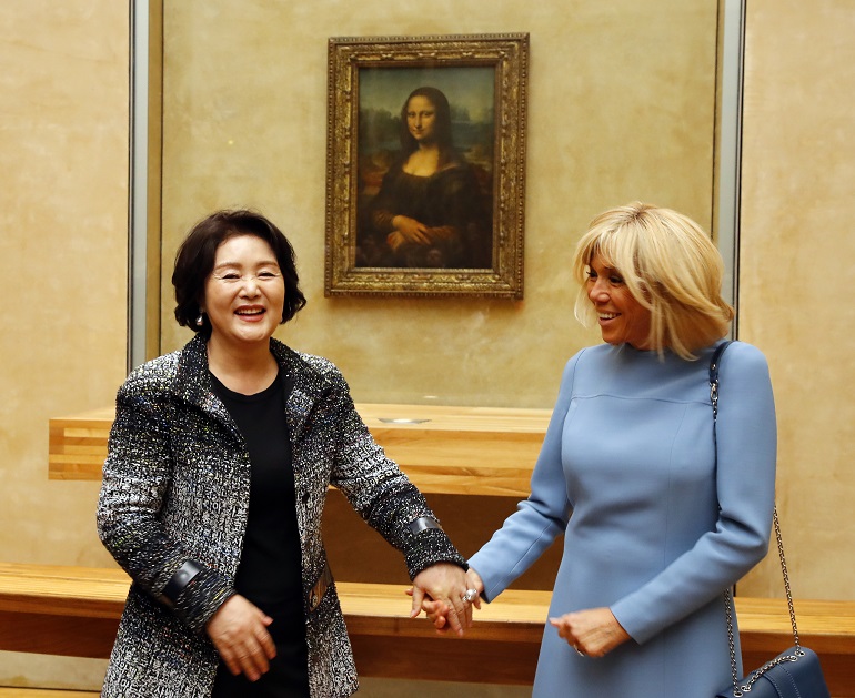 ▲문재인 대통령 부인 김정숙 여사가 15일 오전 (현지시간) 에마뉘엘 마크롱 대통령의 부인인 브리지트 마크롱 여사와 프랑스 파리 루브르 박물관을 방문, 모나리자 앞에서 기념촬영을 하고 있다.(파리/연합뉴스)