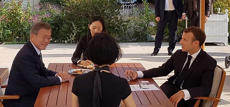 ▲프랑스를 국빈방문 중인 문재인 대통령이 15일 오후 프랑스 대통령궁인 엘리제 궁 정원에서 에마뉘엘 마크롱 대통령과 친교 활동을 겸한 단독회담을 하고 있다.(파리/연합뉴스)