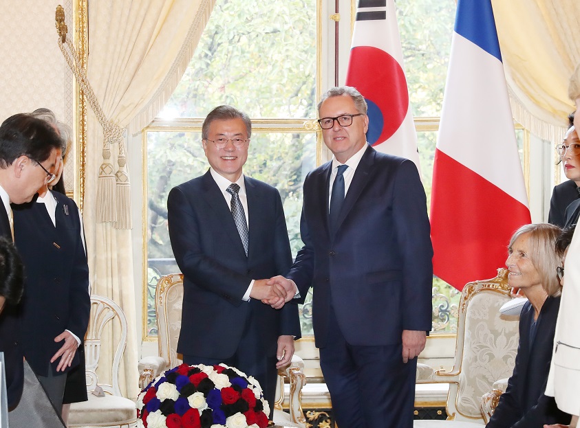 ▲프랑스를 국빈 방문 중인 문재인 대통령이 15일 오후 (현지시간) 프랑스 파리 하원의장 공관에서 리샤르 페랑 하원의장과 면담하기 앞서 기념촬영을 하고 있다.(파리/연합뉴스)