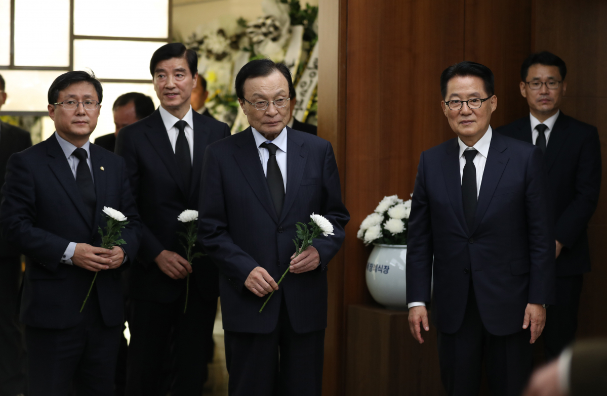 ▲민주평화당 박지원 의원이 15일 오후 서울 신촌세브란스병원 장례식장에 마련된 부인 이선자 여사의 빈소를 지키고 있다. 박 의원 왼쪽은 더불어민주당 이해찬 대표(연합뉴스)