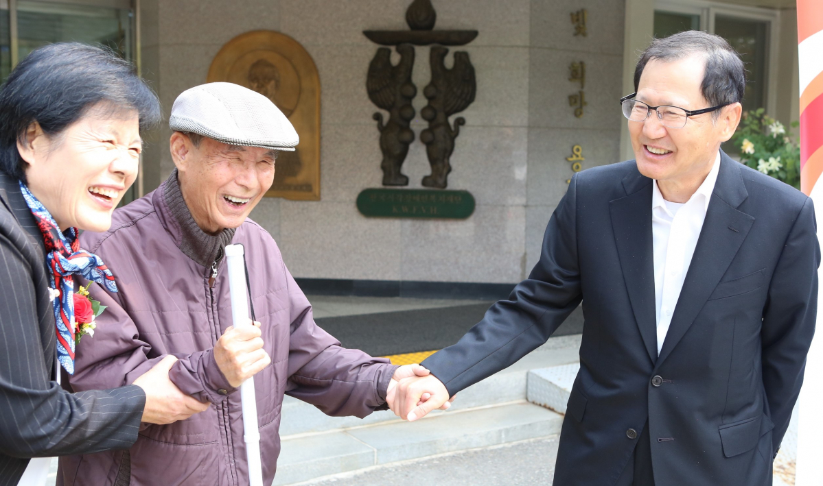 ▲박찬구 회장(사진 맨 우측)이 복지시설 이용자와 환담을 나누고 있다.(사진 제공=금호석유화학)