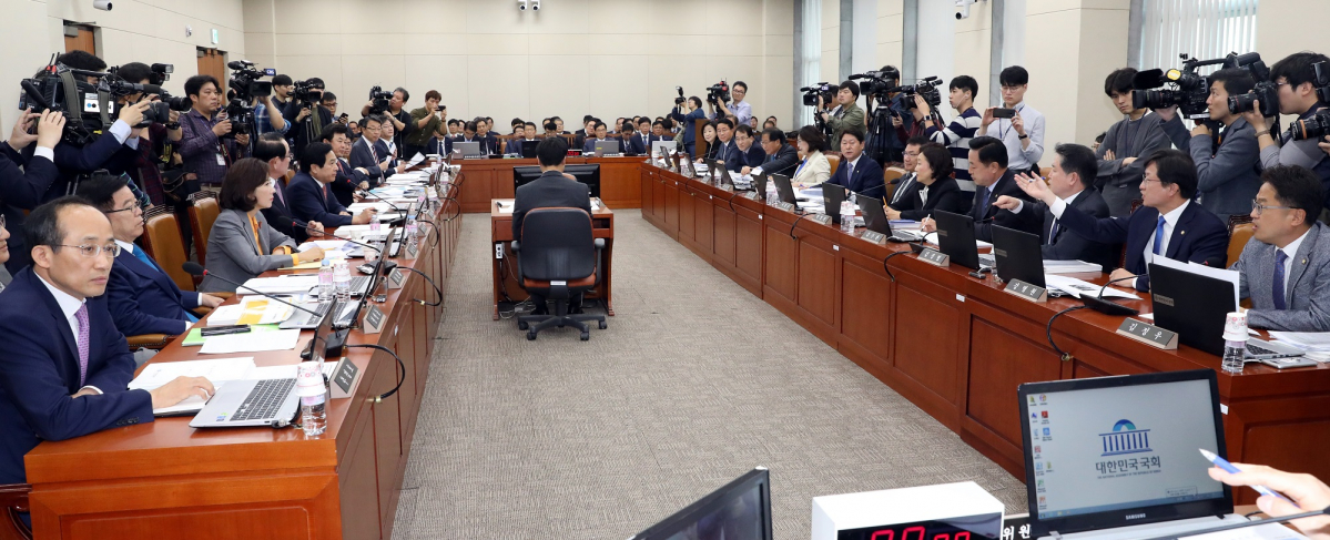 ▲16일 오전 서울 영등포구 여의도 국회에서 열린 국회 기획재정위원회의 한국수출입은행, 한국조폐공사, 한국투자공사, 한국재정정보원, 국제원산지정보원의 국정감사에서 여야 의원들이 심재철 자유한국당 의원의 감사위원 참석여부를 두고 설전을 벌이고 있다.(뉴시스)