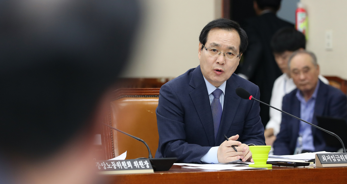 ▲최저임금위원회 류장수 위원장이 16일 국회에서 열린 환경노동위원회의 경제사회노동위원회, 중앙노동위원회, 최저임금위원회 등에 대한 국정감사에서 위원들의 질의에 답하고 있다. (연합뉴스)