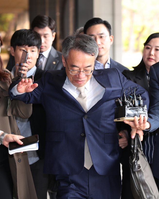 ▲양승태 사법부 시절 사법행정권 남용 의혹의 핵심 인물로 꼽히는 임종헌 전 법원행정처 차장이 16일 오후 서울 서초구 서울중앙지검에 재출석하며 기자들을 뿌리치며 조사실로 향하고 있다.(연합뉴스)