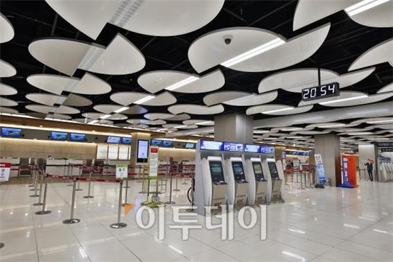 ▲국토교통부와 한국공항공사는 17일 김포공항 리모델링 공사를 마치고 개장한다고 밝혔다. 사진은 리모델링한 김포공항 2층 일반대합실 전경.(국토교통부)