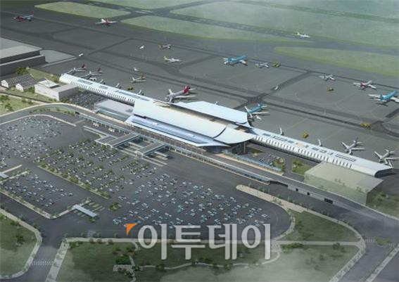 ▲국토교통부와 한국공항공사는 17일 김포공항 리모델링 공사를 마치고 개장한다고 밝혔다. 사진은 리모델링한 김포공항 국내선터미널 전경.(국토교통부)