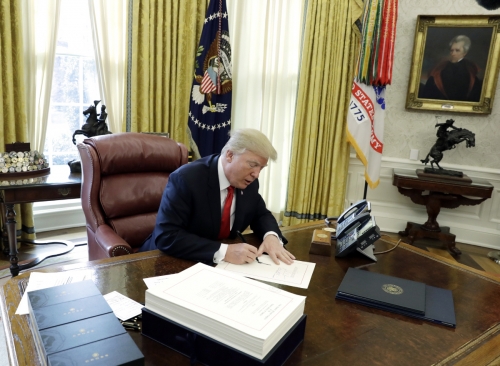 ▲도널드 트럼프 미국 대통령이 작년 12월 22일(현지시간) 백악관에서 감세안에 서명하고 있다. 워싱턴D.C./AP뉴시스
