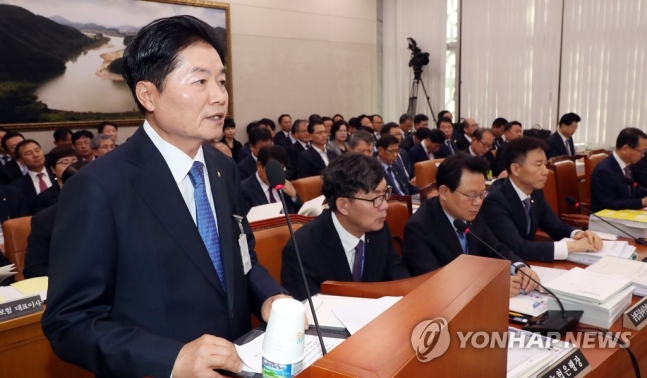 ▲김병원 농업중앙회 회장이 16일 국회에서 열린 농림축산식품해양수산위원회의 농업협동조합중앙회, 농협경제지주, 농협금융지주에 대한 국정감사에서 업무보고를 하고 있다.(연합뉴스)
