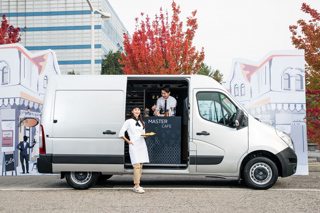 ▲르노삼섬이 르노의 베스트셀링 상용차 마스터를 직수입해 판매한다. 새 모델은 유럽 기준보다 적재중량을 축소해 국내 인증을 받았다. 도로교통법과 운송사업법 등 갖가지 규제를 벗어나기 위해서다. (사진제공=르노삼성)