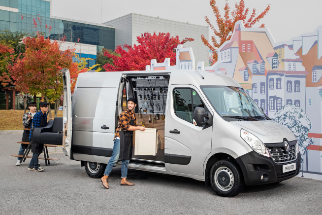 ▲르노 마스터는 적재중량을 1.2~1.3t에 맞추면서 소형화물로 인증 받았다. 1.5t 초과 화물차에 해당되는 (하위차로)지정차로제와 관계없이 추월 차로를 제외한 모든 차선에서 주행할 수 있다. (사진제공=르노삼성)