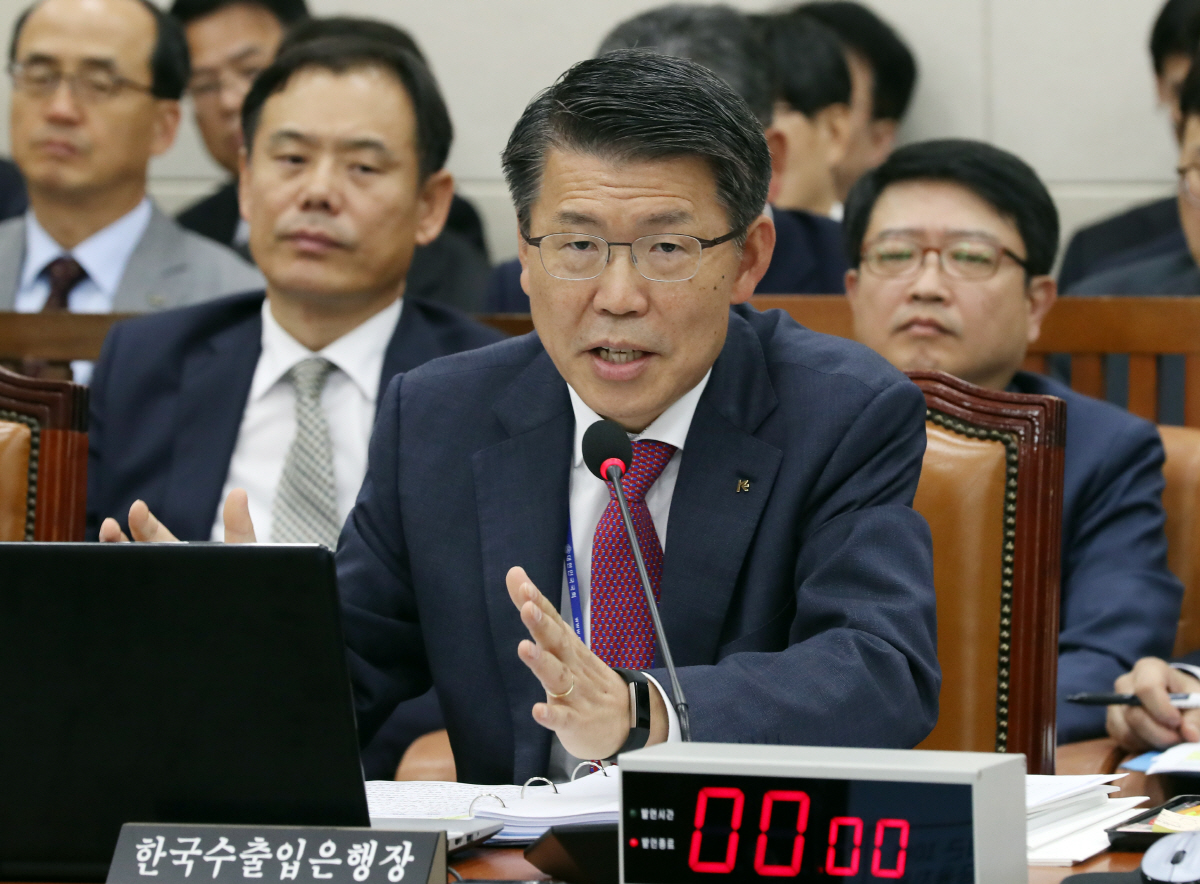 ▲【서울=뉴시스】박영태 기자 = 16일 서울 영등포구 여의도 국회에서 열린 국회 기획재정위원회의 한국수출입은행, 한국조폐공사, 한국투자공사, 한국재정정보원, 국제원산지정보원의 오후 국정감사에서 은성수 한국수출입은행장이 의원 질의에 답변하고 있다.