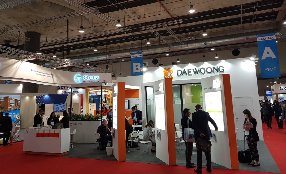 ▲대웅제약과 대웅바이오가 지난 9일부터 11일까지 스페인 마드리드에서 개최된 ‘CPhI Worldwide 2018’의 대웅제약 부스에서 해외 참석자에게 회사 및 제품을 소개하고 있다. (사진제공=대웅제약)