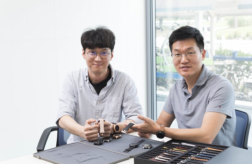 ▲갤럭시 워치 하드웨어 개발을 담당한 삼성전자 무선사업부 이주호 프로(왼쪽)와 상품기획을 담당한 이명환 프로. 사진제공 삼성전자 뉴스룸