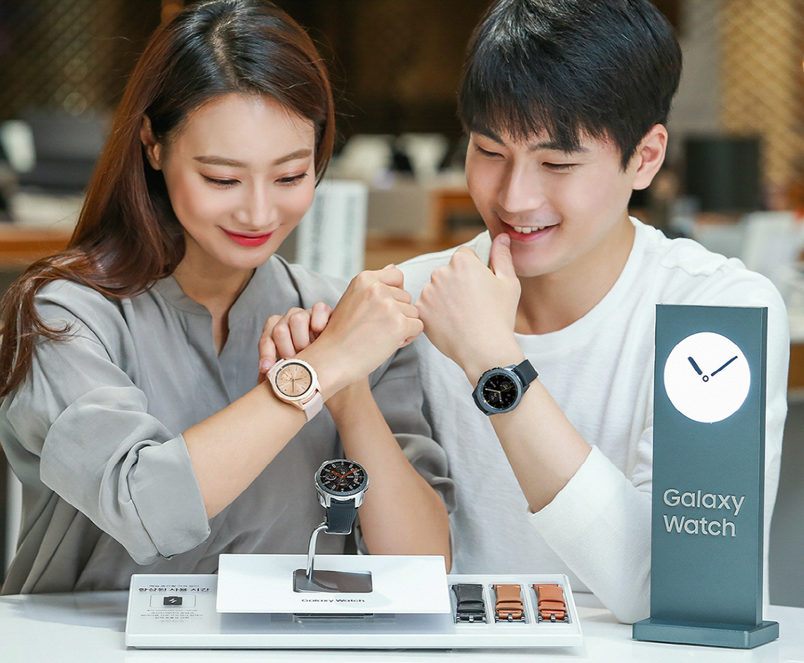 ▲모델들이 삼성 최신 스마트 워치 ‘갤럭시 워치’를 체험하고 있는 모습. 사진제공 삼성전자