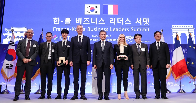 ▲프랑스를 국빈 방문 중인 문재인 대통령이 16일 오전(현지시간) 웨스틴 파리 방돔에서 열린 한-프랑스 비즈니스 포럼에서 양국 기업인들과 기념 촬영을 하고 있다. (오른쪽부터) 성윤모 산업통상자원부 장관, 김영주 무역협회장, 플로렌스 베르젤렌 다쏘 시스템즈 부사장, 문 대통령, 브루노 르메흐 프랑스 경제재정부 장관이, 이해진 네이버 글로벌투자책임자, 스테판 이스라엘 프랑스한국최고경영자클럽 의장, 프레드릭 상체스 메데프 인터네셔널 회장. (파리/연합뉴스)