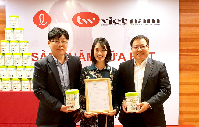 ▲11일 베트남 하노이에서 (왼쪽부터) 베한무역 김영관 대표, TVV 응오 쩐 카잉 번 대표, 롯데푸드 김용기 본부장이 키드파워 에이플러스 수출 계약을 체결하고 기념사진을 찍고 있다.(사진제공=롯데푸드)