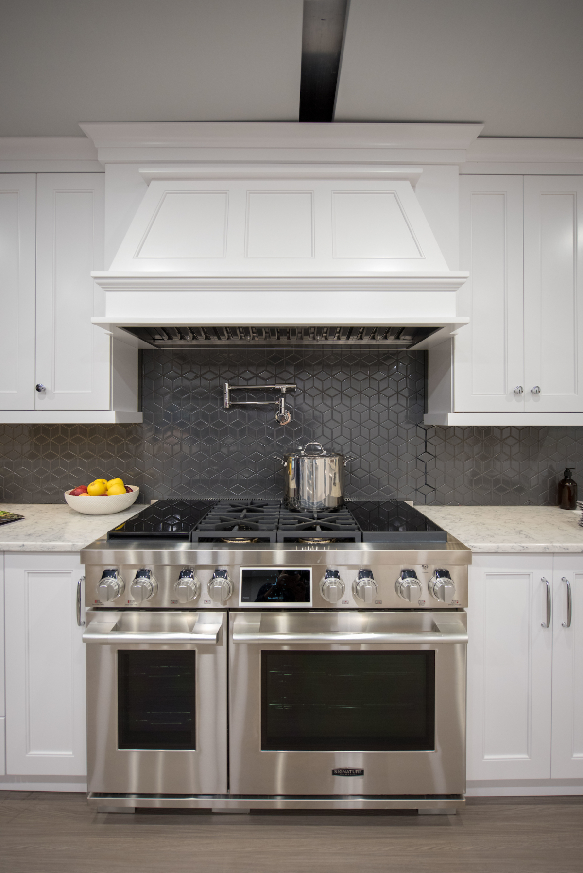 ▲LG전자는 17일 프리미엄 빌트인 브랜드 ‘시그니처 키친 스위트’의 ‘48인치 프로레인지’ <사진> 가 미국 주방·욕실 산업 전문지 KBB가 주관하는 ‘올해의 혁신상’에서 최고상인 ‘올해의 주방가전’으로 선정됐다고 밝혔다. (사진제공=LG전자)