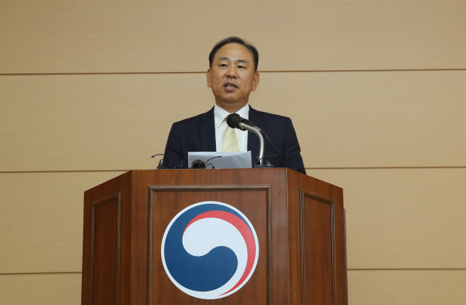 ▲김도균 제주출입국·외국인청장이 17일 오전 청사 1층 강당에서 예멘인 난민 최종 심사 결과를 발표하고 있다.(연합뉴스)