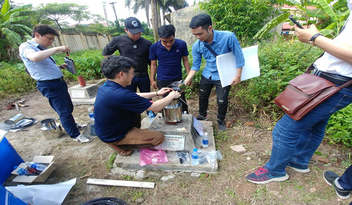 ▲베트남 현지에서 시범사업을 진행 중인 중소기업 관계자가 지하수 자동관측 장비를 현지 인력에게 설명하고 있다.(한국수자원공사)