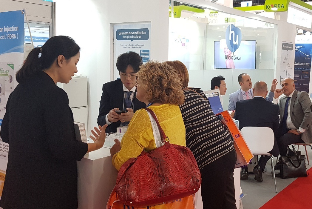 ▲휴온스는 지난 9일부터 11일까지 스페인 마드리드에서 열린 ‘세계의약품전시회CPhI Worldwide 2018)’에 참가했다. 휴온스 관계자들이 현장에서 설명을 하고 있다.(사진제공=휴온스)