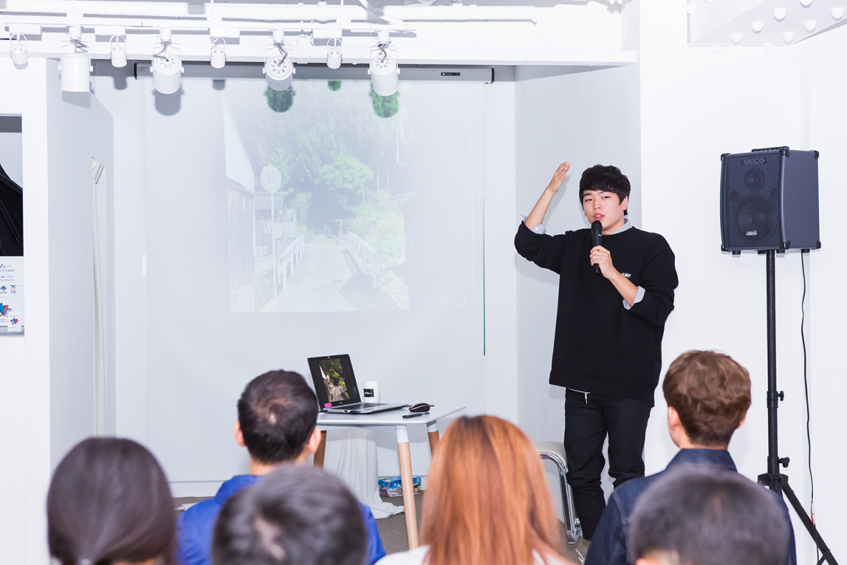 ▲LG V40 씽큐 클래스_1회 장동원 작가_1,2,3: LG V40 ThinQ 스퀘어에서 장동원 사진 작가가 사진 클래스를 진행하고 있다.(사진제공=LG전자)