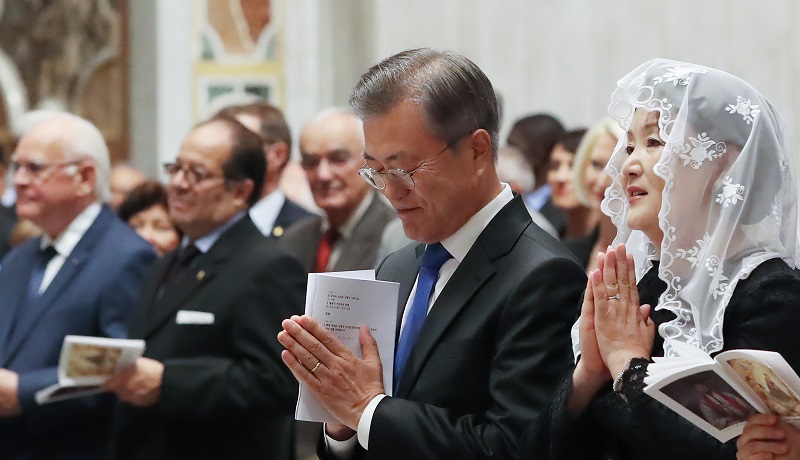 ▲교황청을 공식 방문 중인 문재인 대통령과 부인 김정숙 여사가 17일 오후 (현지시간) 로마 성 베드로 대성당에서 피에트로 파롤린 국무원장이 집전한 '한반도 평화를 위한 특별미사'에서 기도하고 있다.(로마/연합뉴스)