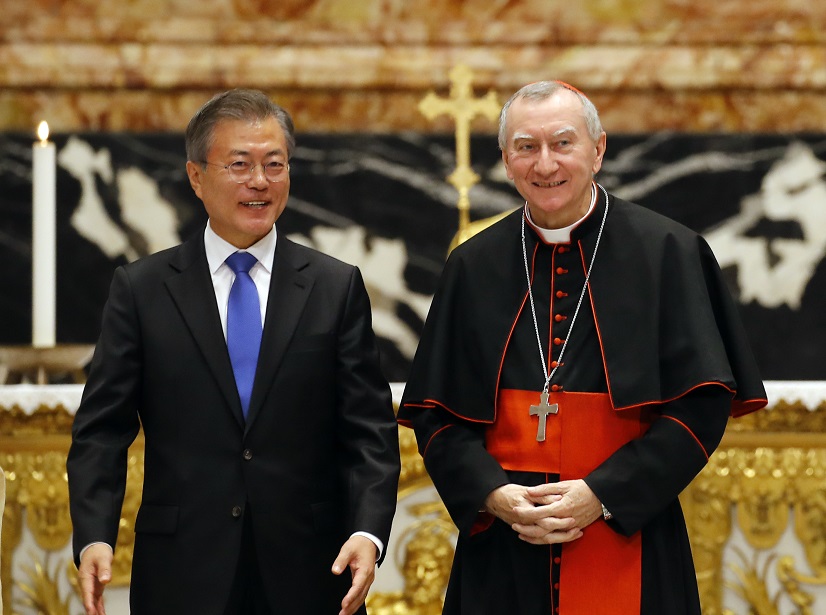 ▲교황청을 공식 방문 중인 문재인 대통령이 17일 오후 (현지시간) 로마 성 베드로 대성당에서 '한반도 평화를 위한 특별미사'에 참석한 후 한반도 평화정착 노력을 주제로 연설한 뒤 피에트로 파롤린 국무원장과 이야기를 나누고 있다.(로마/연합뉴스)